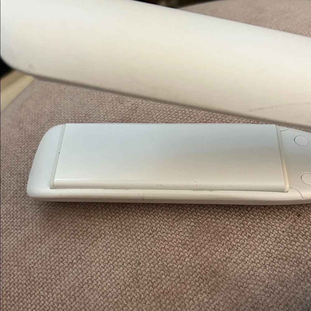 T3 Lucea 1.5” White Hair Straightener - Picture 5 of 7